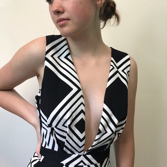 Short mini skirt look 60’s dream outfit! Graphic, classy and elegant and cool. - Picture 9 of 17